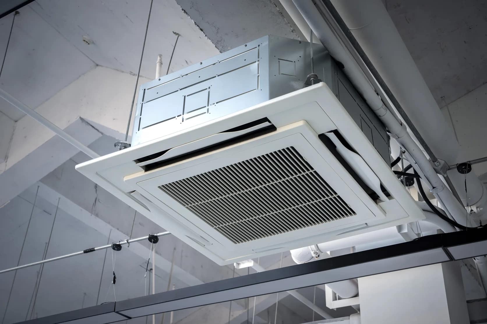 Unidade de climatização tipo cassete instalada no teto de um ambiente