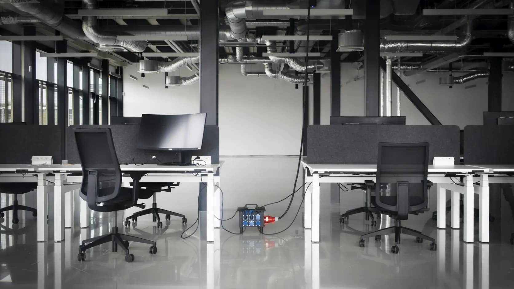 Ampliação de sistemas VRF | Schaltz Engenharia Escritório com estações de trabalho e infraestrutura aparente no teto
