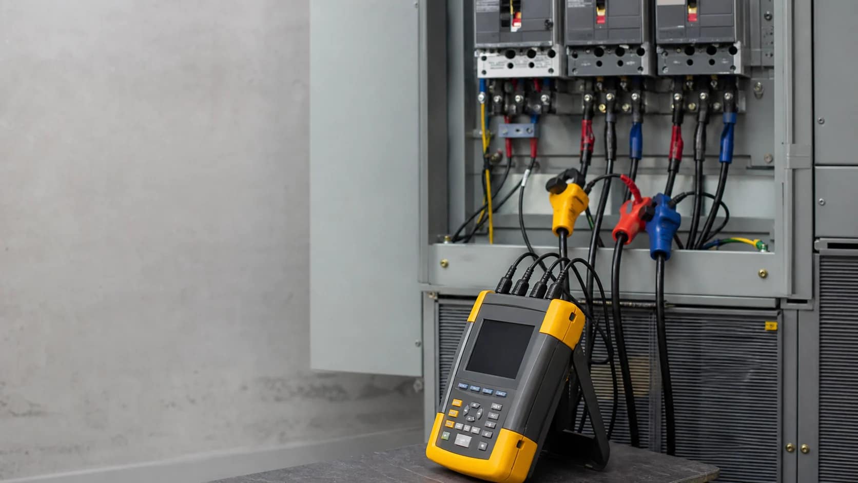 Diagnóstico energético | Schaltz Engenharia Analisador de energia instalado em painel para diagnóstico energético