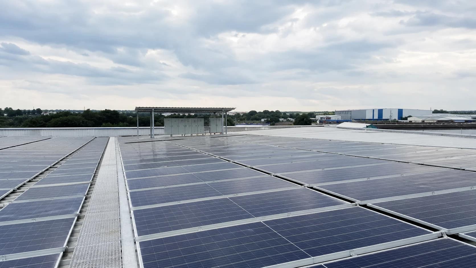 Energia solar fotovoltaica para empresas | Schaltz Engenharia Sistema de energia solar fotovoltaica instalado em cobertura comercial