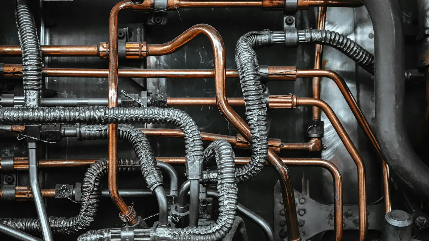 Instalação de sistemas VRF para empresas | Schaltz Engenharia Tubulações de cobre e conexões isoladas no interior de um equipamento de climatização