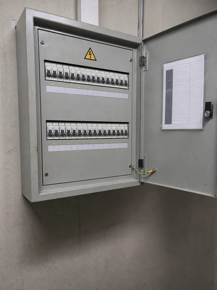 Quadro elétrico identificado para laudo de conformidade elétrica | Schaltz Engenharia Quadro elétrico de baixa tensão com proteção frontal, circuitos identificados e diagrama para avaliação de conformidade elétrica