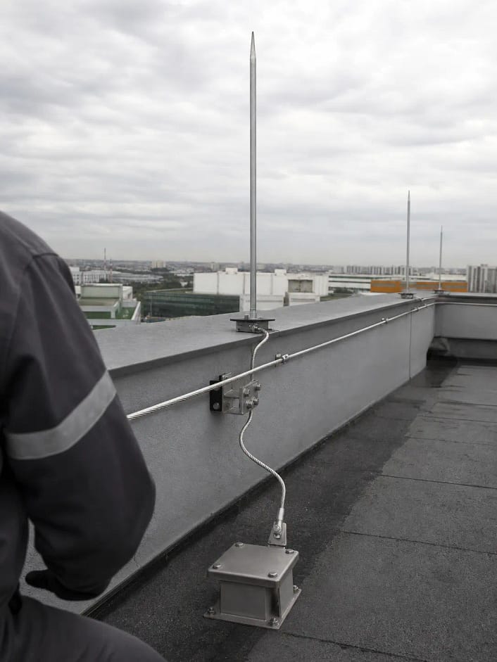 Laudo de SPDA com inspeção em cobertura | Schaltz Engenharia Captores e condutores de SPDA em cobertura durante inspeção técnica