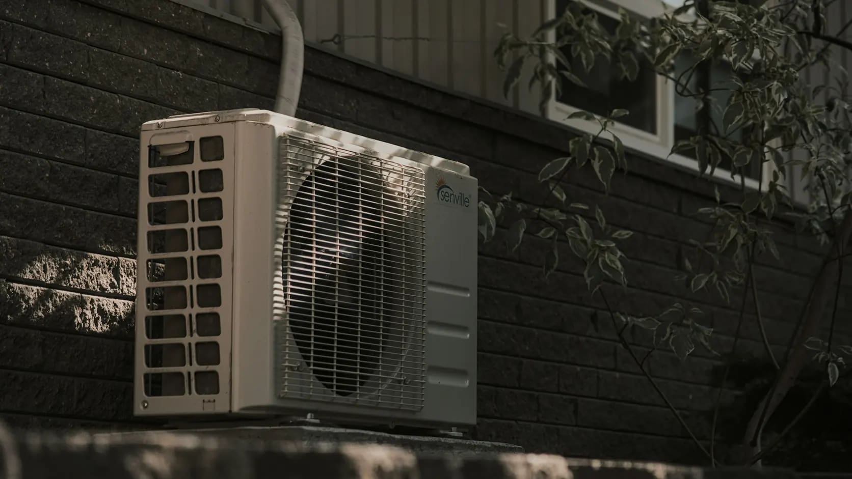 Manutenção de sistemas VRF para empresas | Schaltz Engenharia Unidade condensadora de climatização instalada junto à parede externa