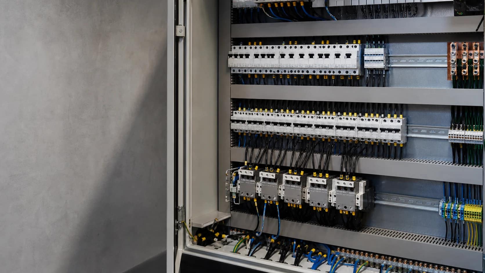 Painel elétrico para distribuição e comando com componentes organizados