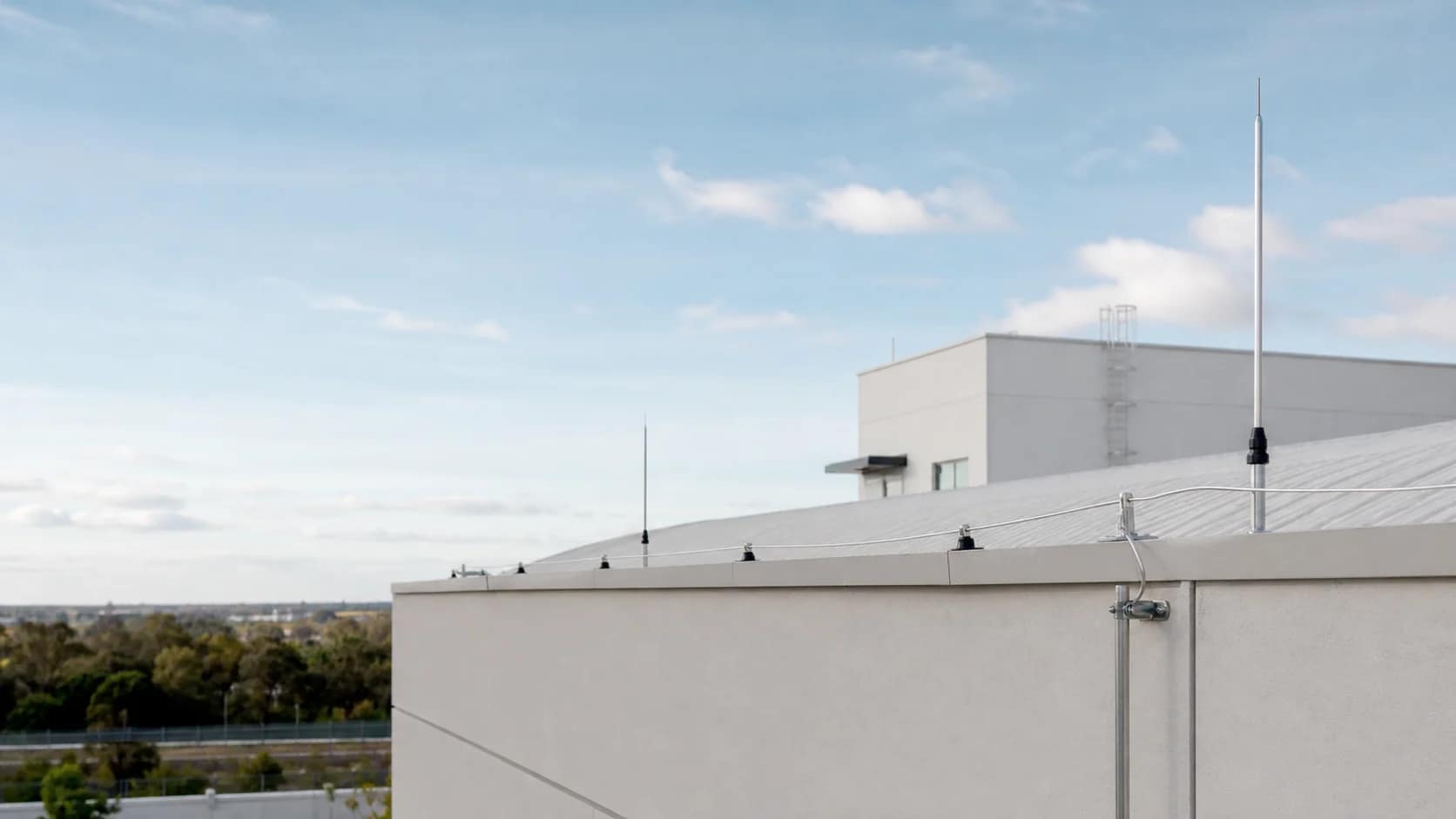 Projeto e instalação de SPDA | Schaltz Engenharia Sistema de proteção contra descargas atmosféricas instalado em cobertura