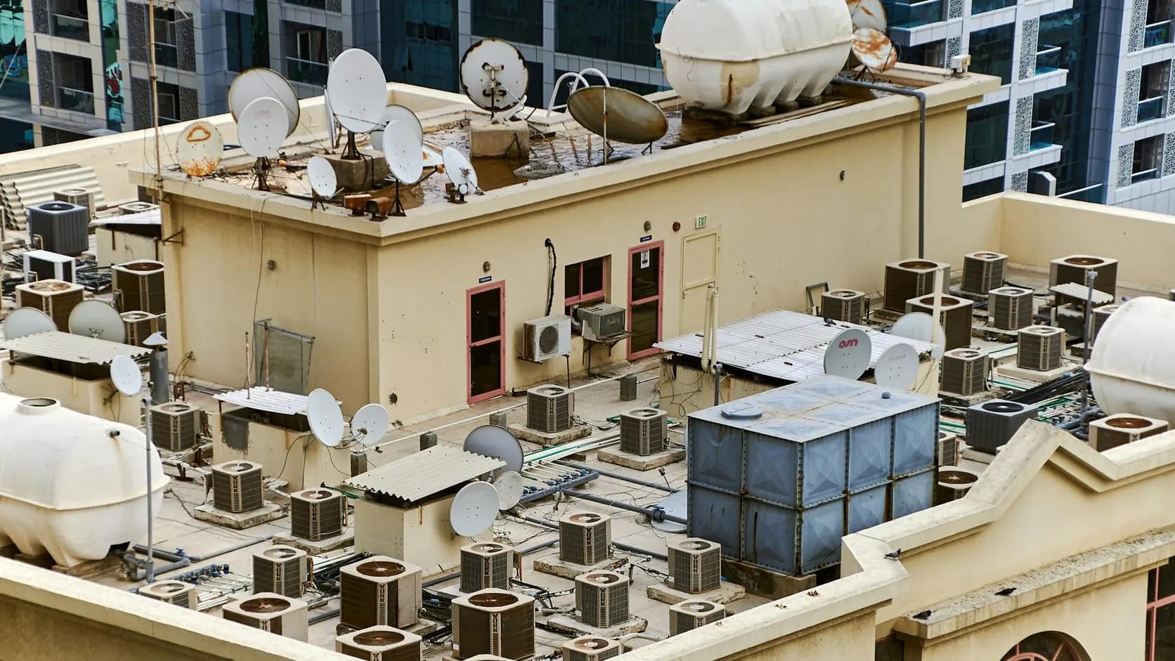 Retrofit de climatização | Schaltz Engenharia Cobertura de edifício com diversos equipamentos de climatização antigos