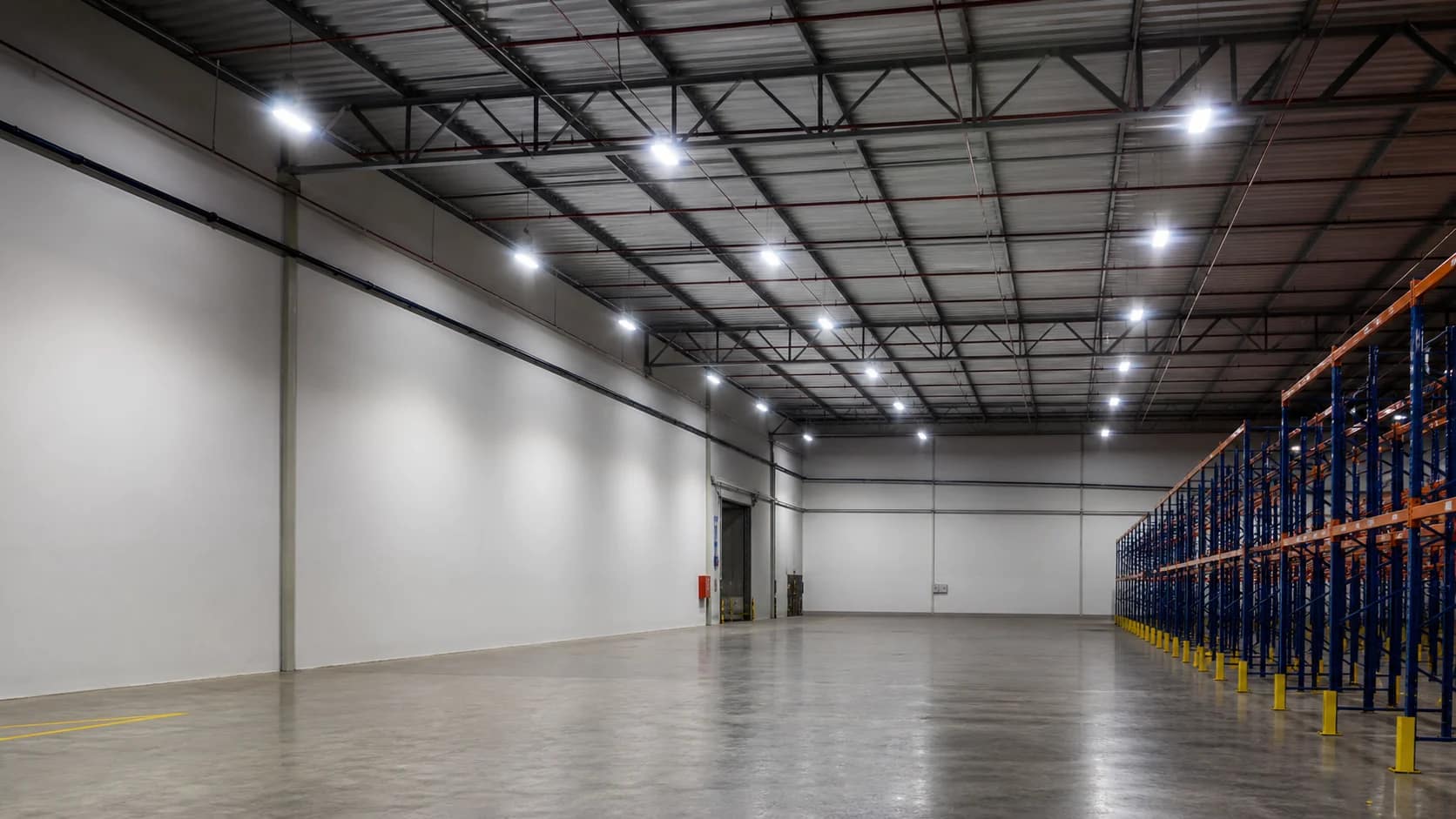 Retrofit de iluminação LED | Schaltz Engenharia Galpão industrial iluminado com sistema de iluminação LED