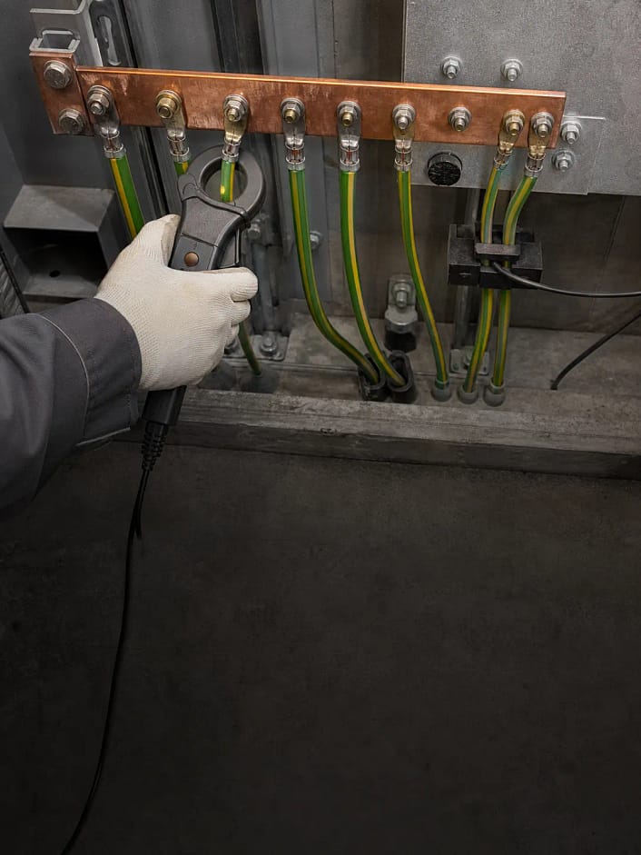 Sistema de aterramento elétrico com medição | Schaltz Engenharia Alicate terrômetro verificando condutor de equipotencialização em sistema de aterramento elétrico