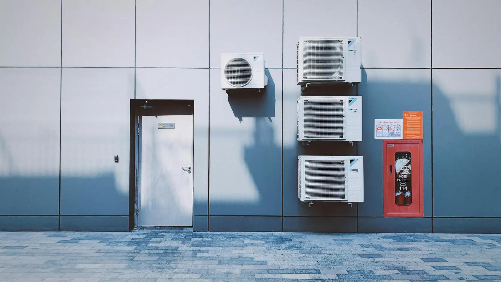 Sistemas VRF para climatização de empresas | Schaltz Engenharia Unidades externas de climatização instaladas em fachada de painéis metálicos