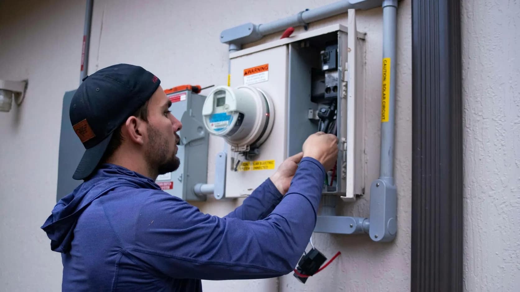 Startup e comissionamento de sistemas VRF | Schaltz Engenharia Técnico realizando verificações em painel de alimentação elétrica